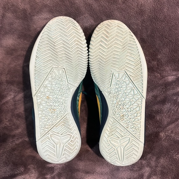 Nike Kobe Mentality GS Sz 6  Green Yellow GUC - Picture 6 of 6